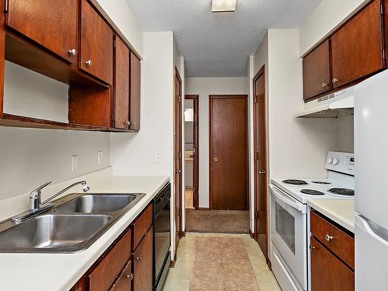 Kings Manor Apartments — Photo 6