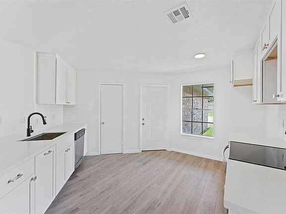 4th image of 15923 Wingdale Dr