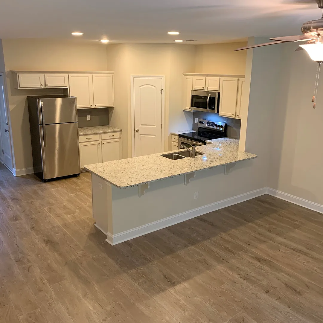 Very well maintained Townhouse — Photo 3