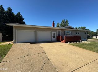 724 10th St E, Dickinson, ND 58601