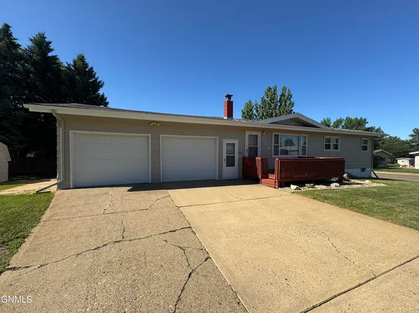 724 10th St E, Dickinson, ND 58601