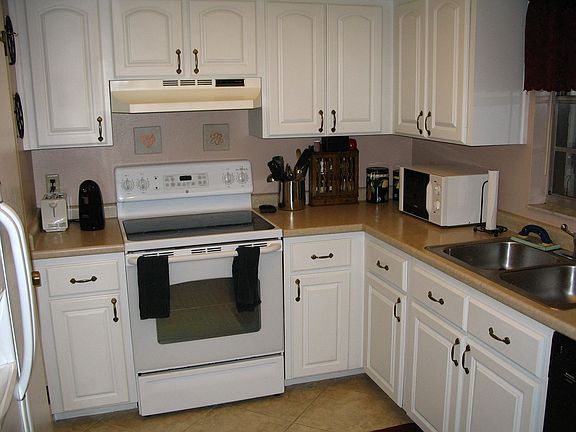 2nd image of 1326 Canterbury Ln