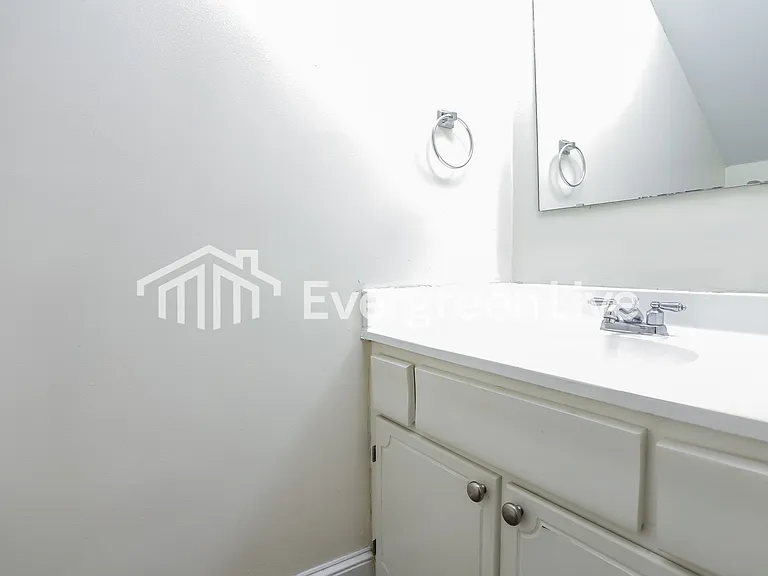 1605 Ashford Ln — Photo 12