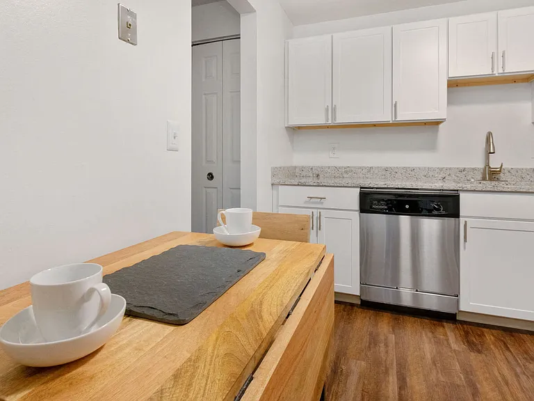 South Winds Apartments — Photo 25