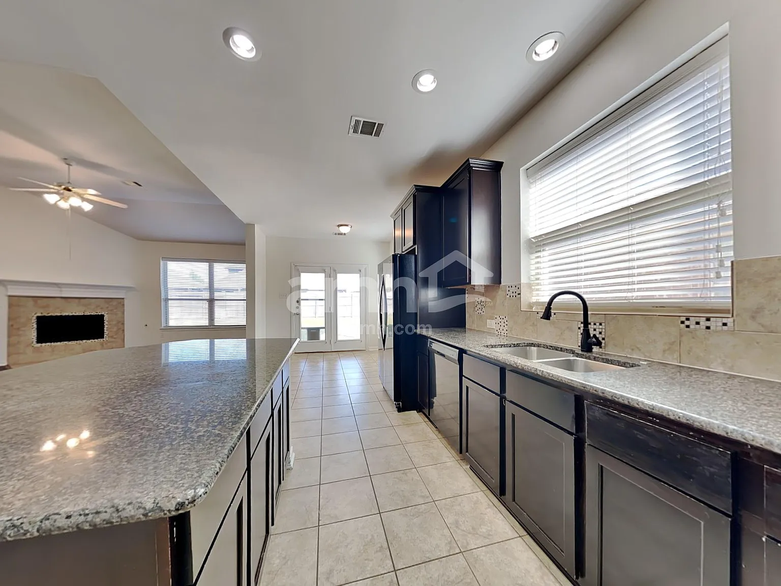 4 bed, 2.5 bath, 2600 sqft, $2,645 — Photo 4