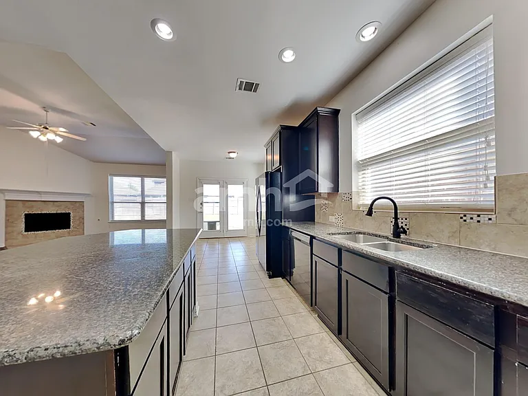 813 Lovebird Ln — Photo 4