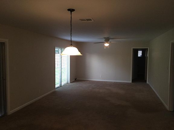 living room/dining area