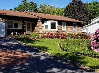 5 Dix Cir, Dix Hills, NY 11746