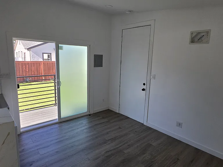 425 Daisy Ln — Photo 10
