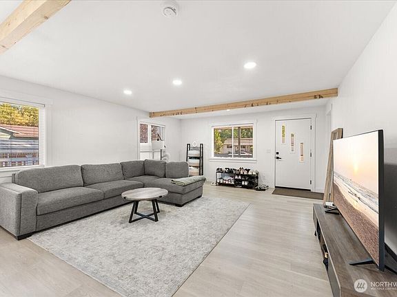 4th image of 409 3rd Avenue SE