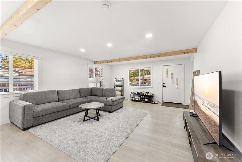 4th image of 409 3rd Avenue SE