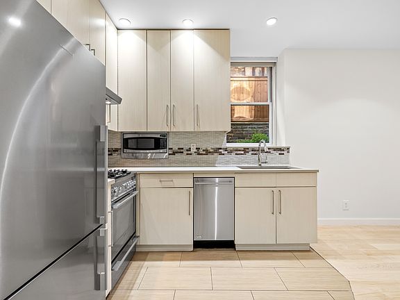 4th image of 128 W 13th St