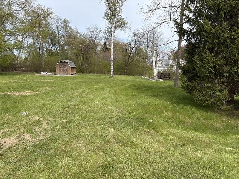 2nd image of 3910 N Lakeshore Rd