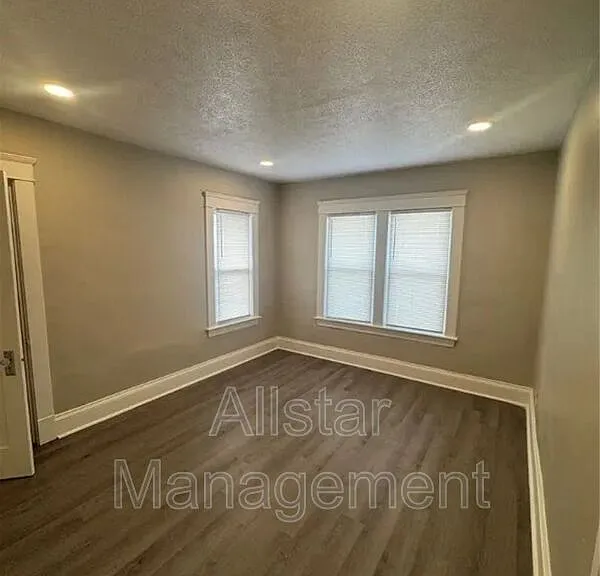 521 E 109th St — Photo 13
