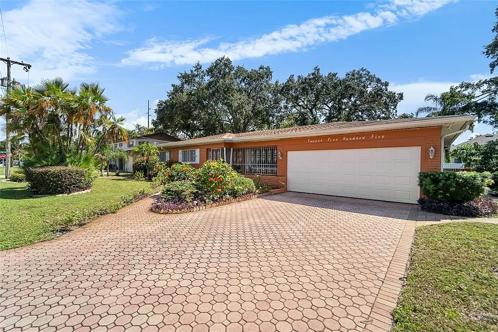 3 bed, 2.0 bath, 2944 sqft, $2,500 — Photo 1
