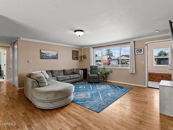 3rd image of 809 S 72nd Ave
