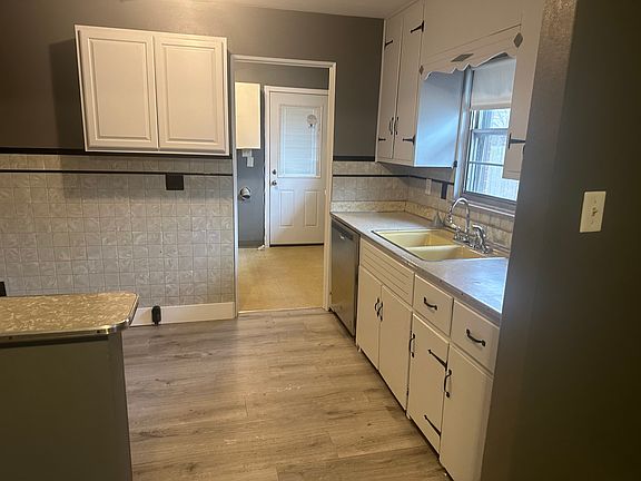 2nd image of 3506 Terrace Ln