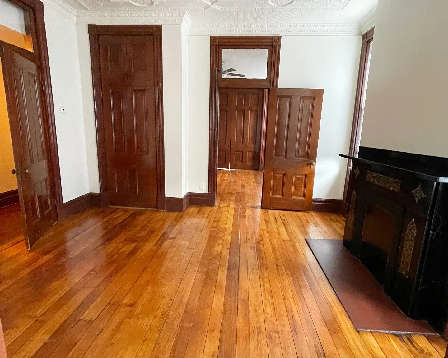 1607 Sarah Street - 2 — Photo 3