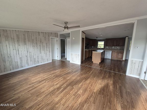 3rd image of 563 Castle Dr