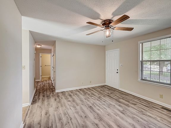 5th image of 387 Donna Dr
