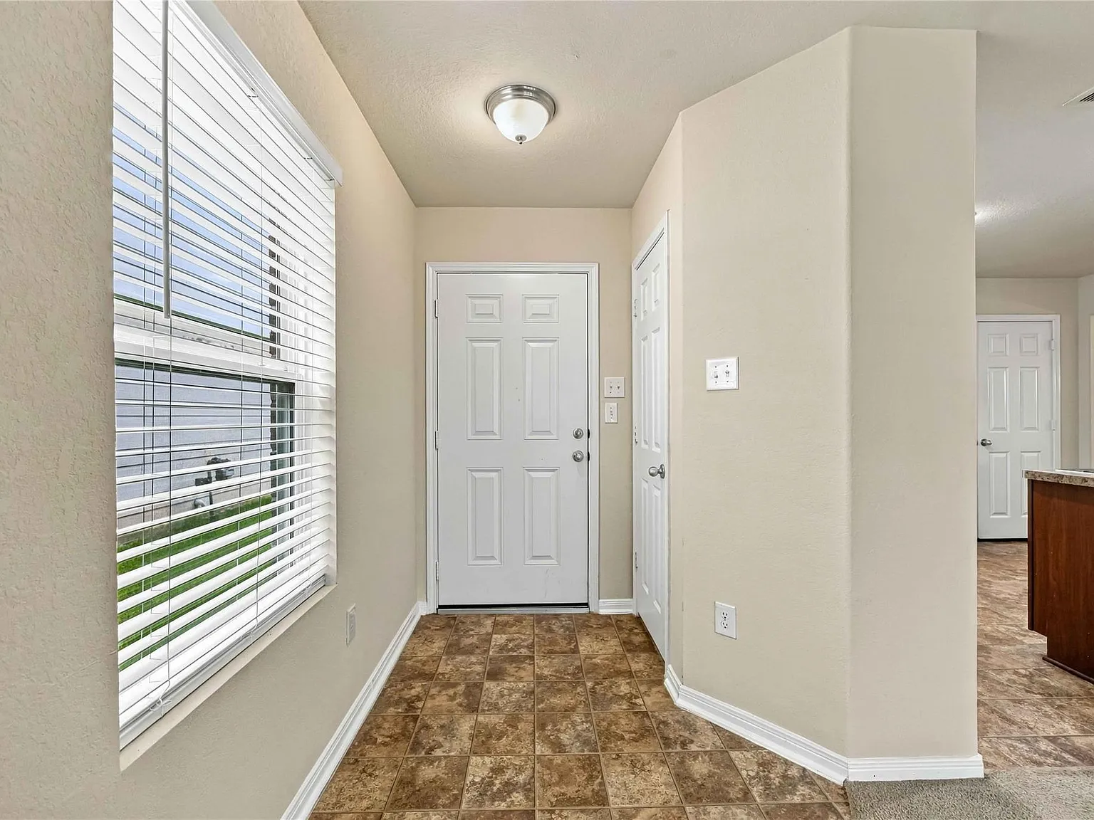 4 bed, 2.5 bath, 2348 sqft, $2,000 — Photo 3