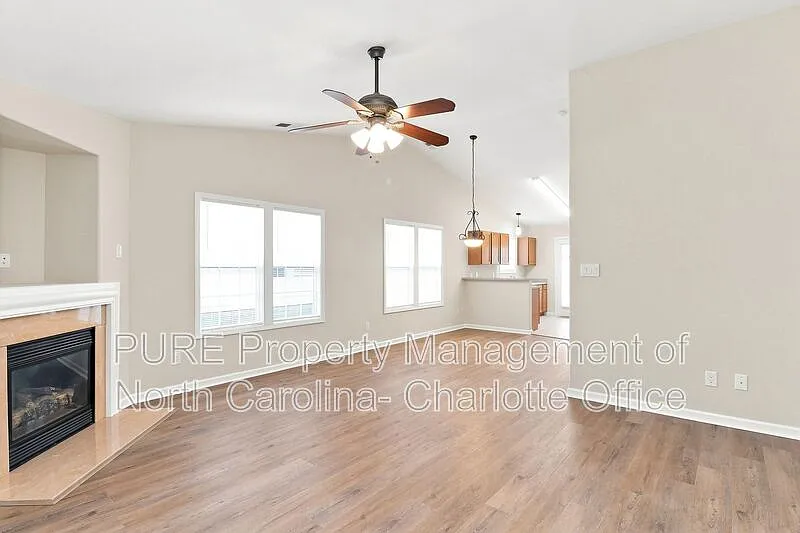 3 bed, 2.0 bath, 1200 sqft, $1,795 — Photo 3