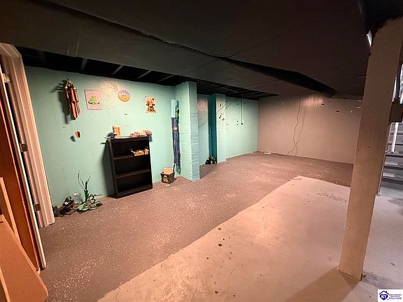 4th image of 410 Valley Ter