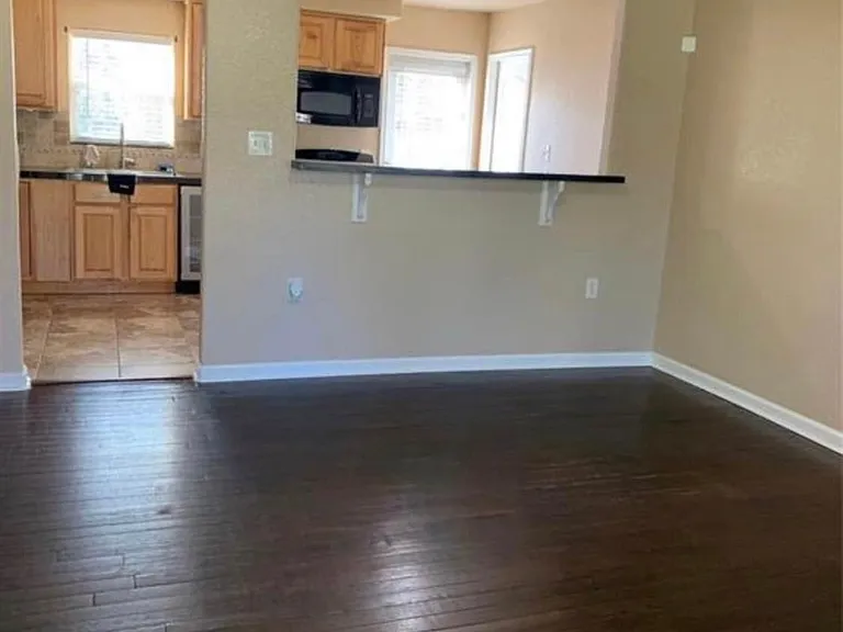 220 Laurel St — Photo 3