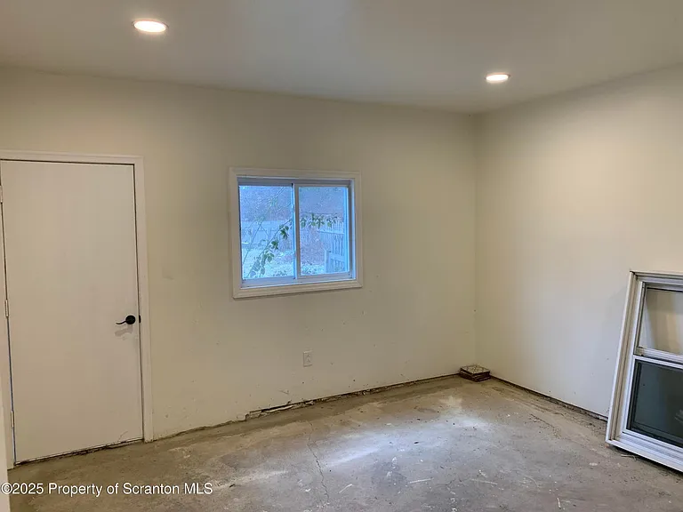 318 Simrell Rd — Photo 29