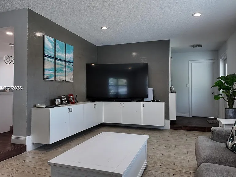 4081 Lake Dr — Photo 5
