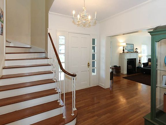 4th image of 606 E Randall St