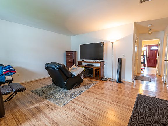5th image of 2450 Hawthorn Dr