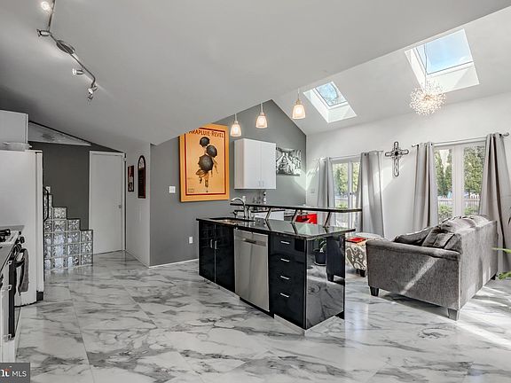 4th image of 922 Longwood Ave