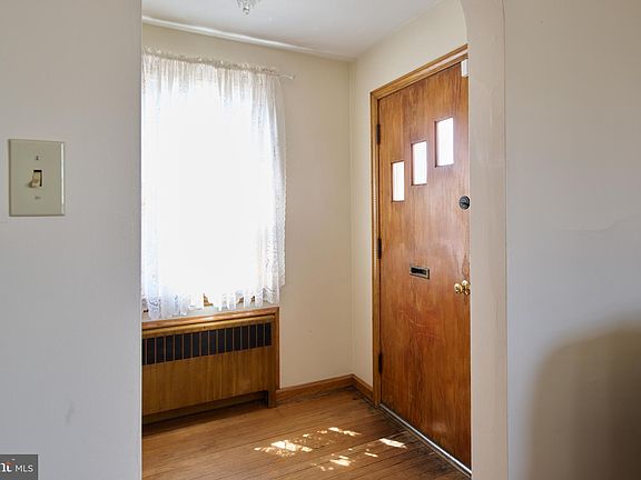 4th image of 702 E Bishop St