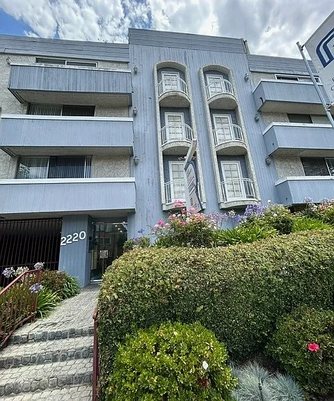 2220 S Beverly Glen Blvd — Photo 17