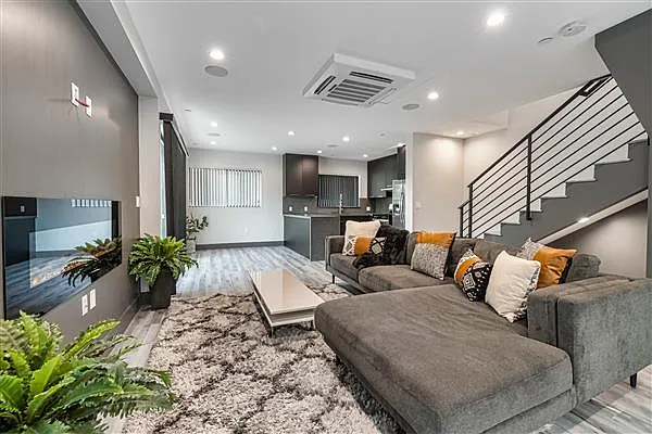3 bed, 2.5 bath, 1600 sqft, $4,280 — Photo 3