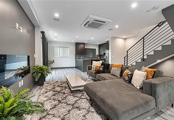3rd image of 4930 Laurel Canyon Blvd #201
