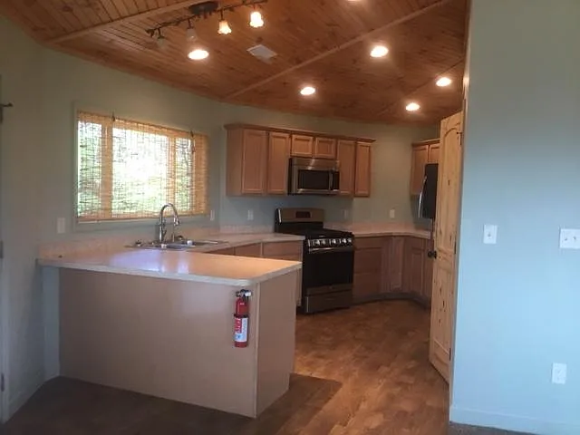 916 W Cedar Ln — Photo 7