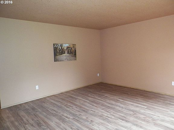 4th image of 410 NE 112th Cir