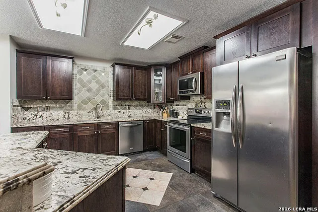 4 bed, 2.5 bath, 2857 sqft, $2,850 — Photo 4