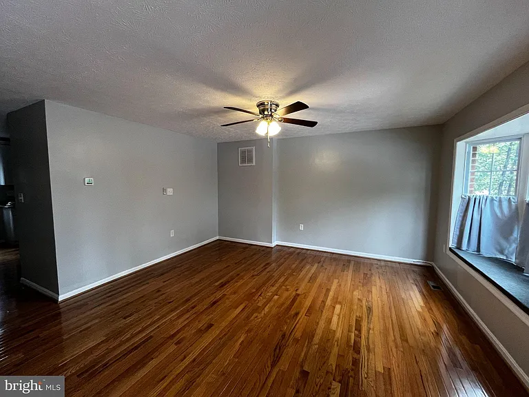202 Carroll Dr — Photo 2