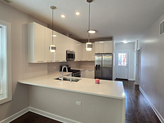 4th image of 5922 N Washtenaw Ave #2