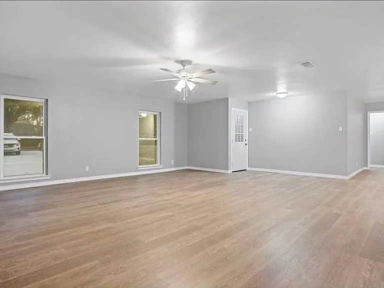 1347 E Palm Dr — Photo 3