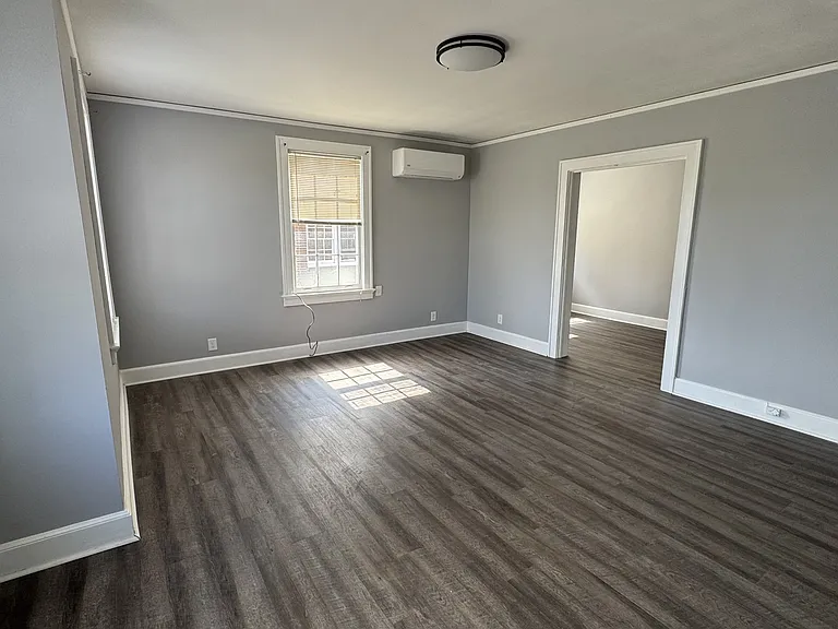 265 E Morehead St — Photo 4