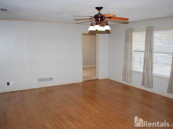3rd image of 3191 Lake Dr