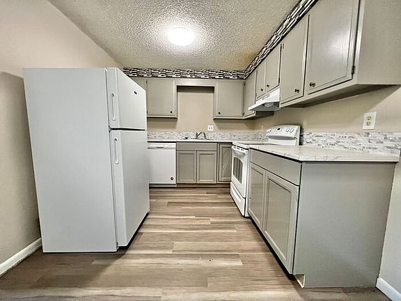 2nd image of 2947 Glendale Dr #6