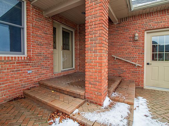 3rd image of 28 Stonebridge Dr