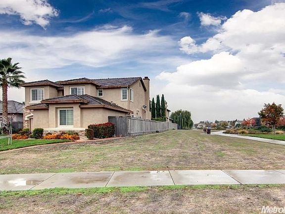 3rd image of 300 Connor Cir