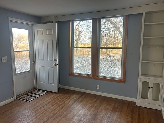 5th image of 308 N Blue Mound Ave