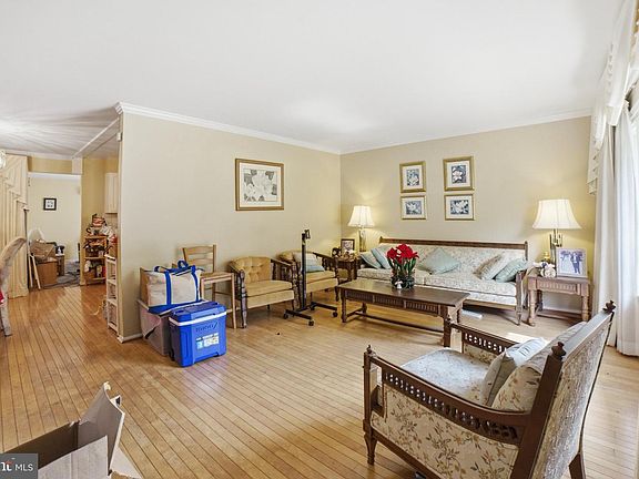 2nd image of 907 Logwood Rd